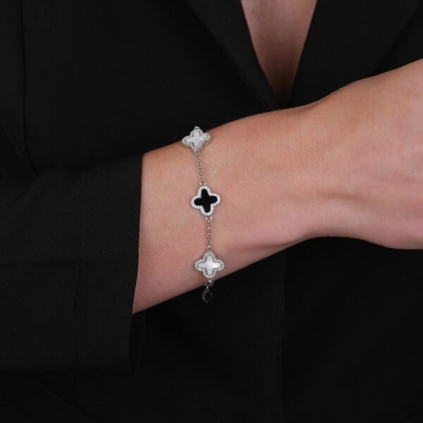 Pulseira Prateada de Trevos Pretos e Brancos Cravejados de Zircônia - Image 2