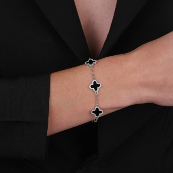Pulseira Prateada de Trevos Pretos Cravejados de Zircônia - Image 2
